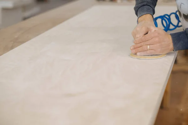 Primer Plano Artesano Puliendo Una Tabla Madera —  Fotos de Stock