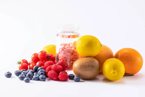 Een Mooi Shot Van Vers Fruit Groenten Met Medicinale Pillen — Stockfoto