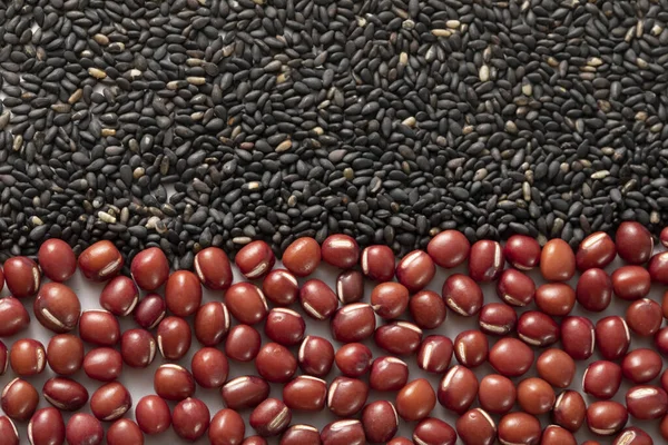 黑芝麻籽和小红豆堆的顶部视图 — 图库照片