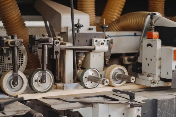 Uma Foto Close Uma Máquina Industrial Trabalhando Uma Fábrica Madeira — Fotografia de Stock