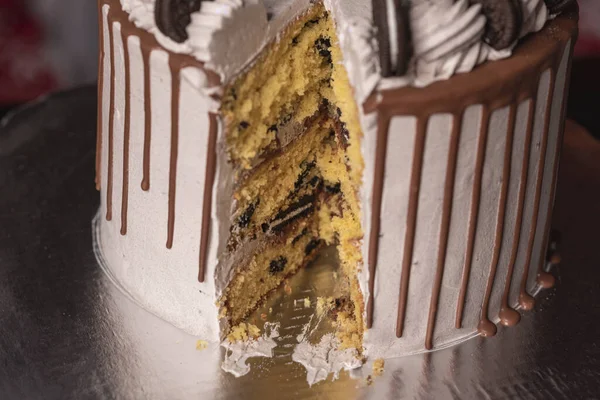 Primo Piano Una Torta Dolce Appetitosa Con Piccolo Settore Tagliato — Foto Stock