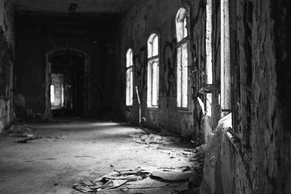 Сірий Знімок Моторошної Покинутої Кімнати Всередині Будівлі — стокове фото