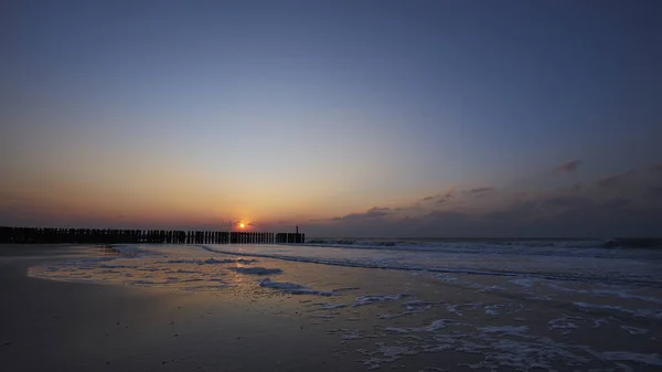 Uma Bela Vista Pôr Sol Com Nuvens Roxas Sobre Praia — Fotografia de Stock