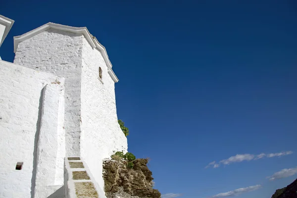 島で最も有名な教会 ピルゴスのPanagitsaは 岩の上に座っているスコペロスの港の端に位置しています それは美しいです — ストック写真