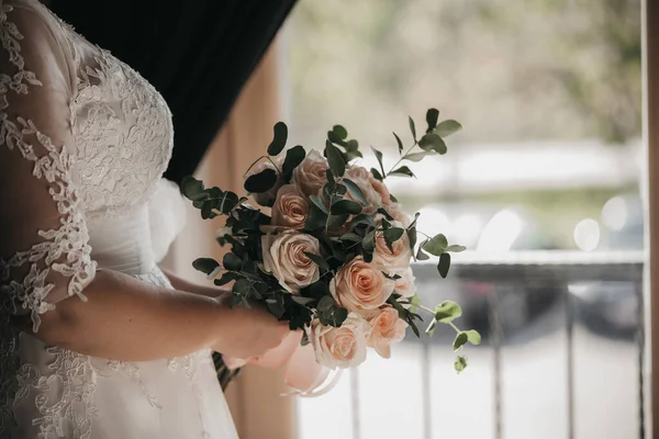 Selective Focus Shot Bride Holding Wedding Bouquet Blurred Background — Stock Photo, Image