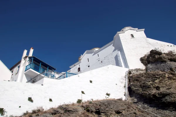 島で最も有名な教会 ピルゴスのPanagitsaは 岩の上に座っているスコペロスの港の端に位置しています それは美しいです — ストック写真