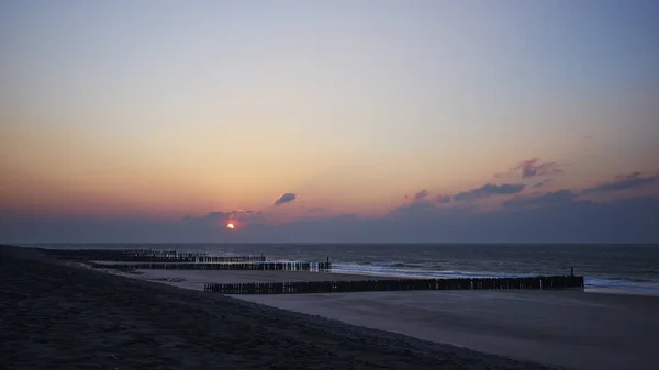 Прекрасний Вид Захід Сонця Фіолетовими Хмарами Над Пляжем — стокове фото