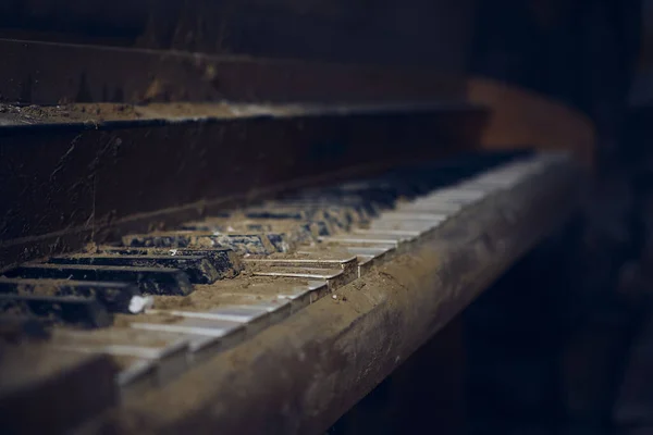 Close Piano Uma Sala Abandonada Assustadora Dentro Edifício — Fotografia de Stock