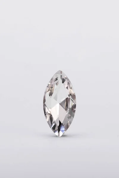 Een Verticale Close Van Een Diamanten Kristal Een Witte Achtergrond — Stockfoto