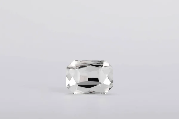 Eine Isolierte Nahaufnahme Eines Diamantkristalls Auf Weißem Hintergrund — Stockfoto