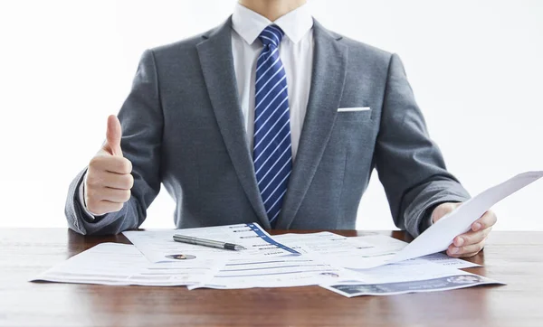 Hombre Negocios Traje Elegante Una Reunión Negocios Mostrando Pulgar Hacia — Foto de Stock