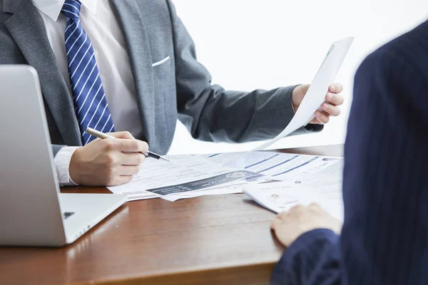 Dos Hombres Negocios Trajes Elegantes Una Reunión Negocios Discutiendo Nuevo — Foto de Stock