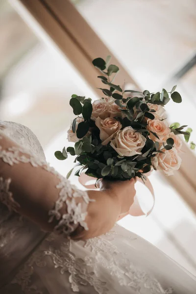 背景がぼやけて結婚式の花束を保持花嫁の選択的なフォーカスショット — ストック写真