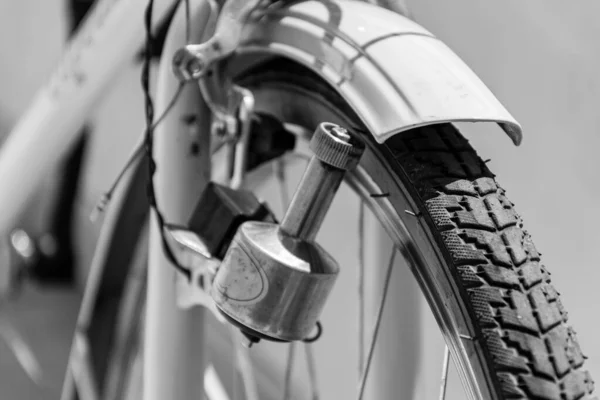 Primer Plano Escala Grises Una Rueda Delantera Bicicleta Con Frenos —  Fotos de Stock