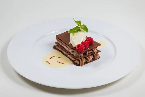 Шоколадный Торт Шоколадным Кремом Красиво Помещен Белом Месте — стоковое фото