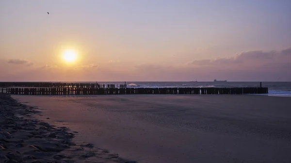 Una Hermosa Vista Puesta Sol Con Nubes Púrpuras Sobre Playa — Foto de Stock