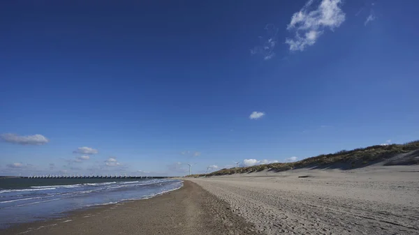 Gyönyörű Kilátás Nyílik Strandra Részben Nedves Homok Víz Egy Napos — Stock Fotó