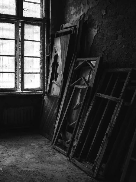 Сірий Знімок Зламаних Вікон Моторошній Покинутій Кімнаті Всередині Будівлі — стокове фото