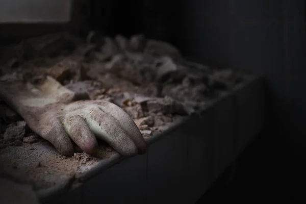 Ένα Κοντινό Ένα Ζευγάρι Γάντια Καλυμμένο Στάχτες Ένα Εγκαταλελειμμένο Ανατριχιαστικό — Φωτογραφία Αρχείου