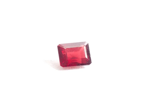 Rubinroter Granat Schmuckkristall Auf Weißem Hintergrund — Stockfoto
