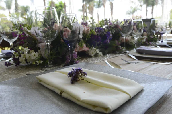 Close Uma Mesa Preparada Decorada Com Flores Restaurante Para Evento — Fotografia de Stock