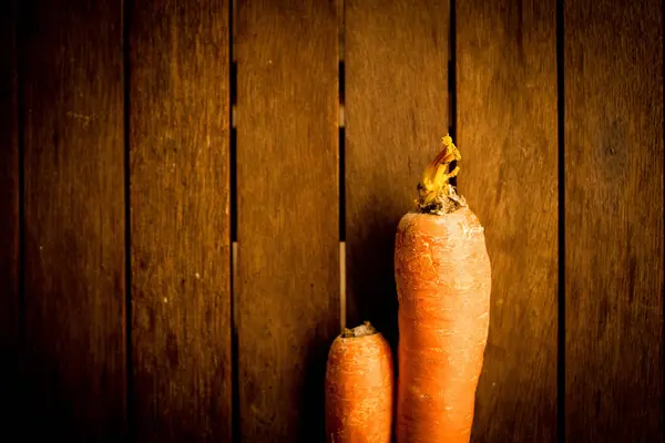 Uma Vista Superior Cenouras Laranja Fundo Madeira — Fotografia de Stock