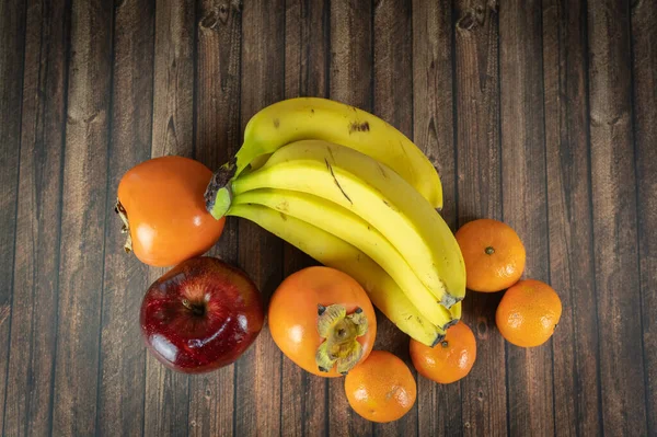 Een Bovenaanzicht Van Bananen Clementines Persimmons Een Rode Appel Een — Stockfoto