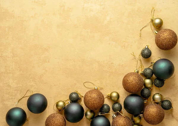 Ένα Όμορφο Χριστουγεννιάτικο Φόντο Γωνία Γκρι Και Καφέ Μπάλες Μια — Φωτογραφία Αρχείου