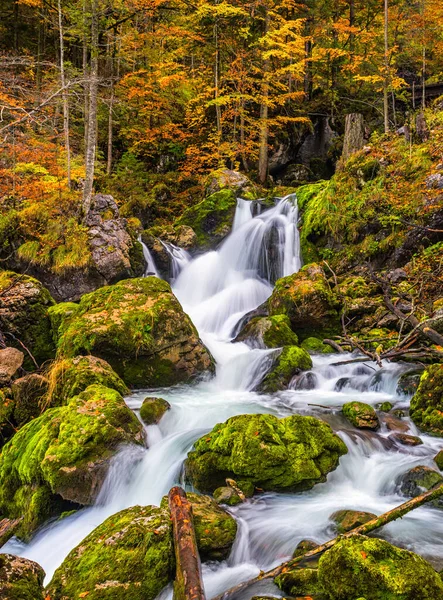 Lange Blootstelling Aan Een Schilderachtige Herfstwaterval Die Mos Loopt Bedekt — Stockfoto