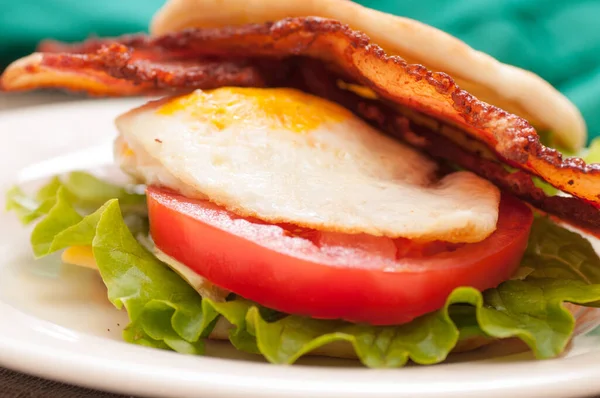Pequeno Almoço Sanduíche Wiuth Bacon Crocante Ovo Fresco Fazenda Tomate — Fotografia de Stock