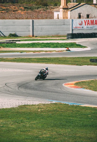 瓦伦西亚 Spain 2020年12月6日 摩托车手在一个单独驾驶的弯道上旋转的垂直射击 — 图库照片