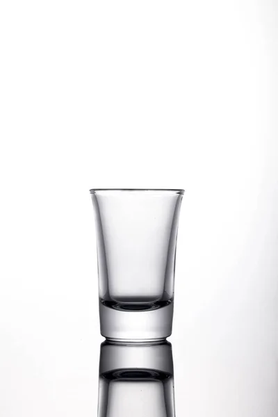 Plan Vertical Une Vodka Verre Avec Ombre Sur Fond Blanc — Photo