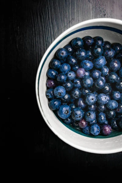 Överblick Över Skål Blåbär Rengör Bara Tvättad Frukt Tallriken Bordet — Stockfoto