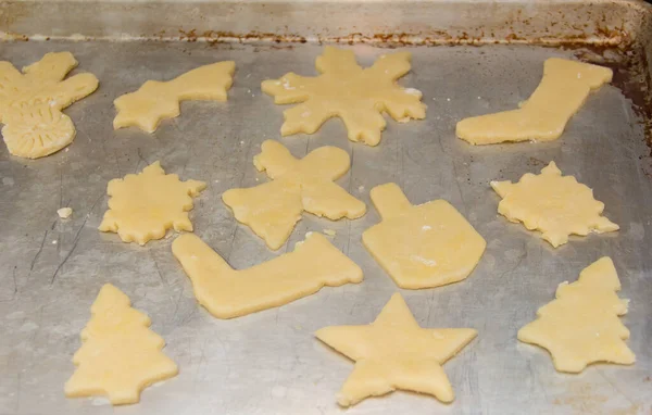 銀トレイで焼くための銀トレイに準備ができているシュガークッキー 雪の結晶 ストッキング クリスマスツリー そしてドリードルの形をしたクッキー — ストック写真