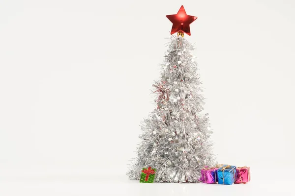Una Hermosa Composición Navidad Con Exuberante Árbol Navidad Plata Decorado — Foto de Stock
