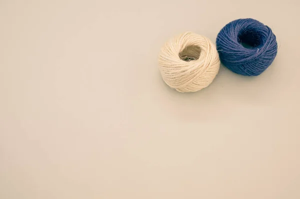 High Angle Shot Blue Beige Yarns Isolated Beige Background — Stock Photo, Image