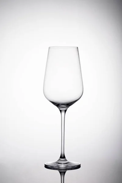 Tiro Vertical Copos Vinho Fundo Branco — Fotografia de Stock