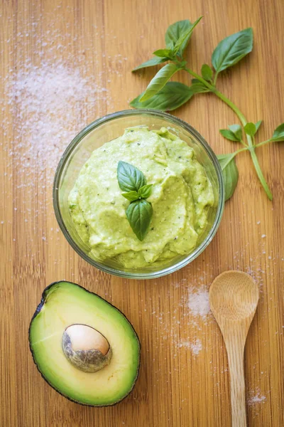 Ein Senkrechter Schuss Eines Avocadopürees Einer Glasschüssel — Stockfoto