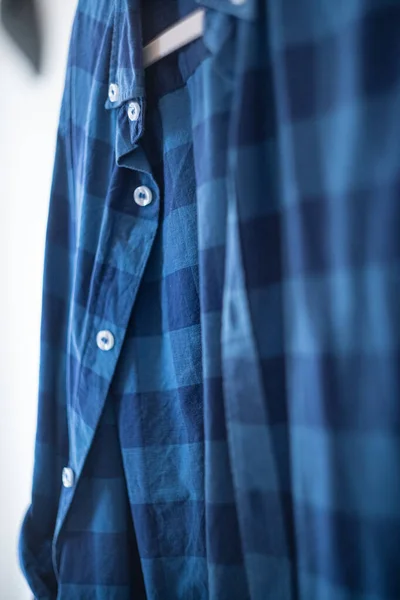 Tiro Vertical Uma Camisa Flanela Azul Com Botões Brancos — Fotografia de Stock