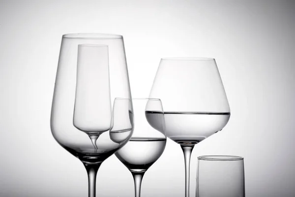 玻璃杯不同的空玻璃杯或玻璃杯的水平照片 — 图库照片