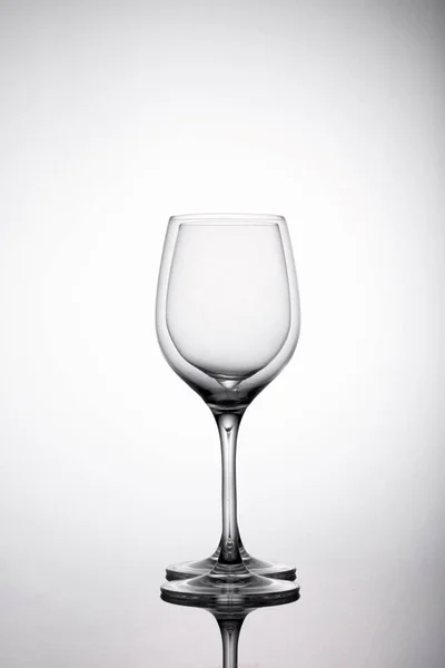 Een Verticaal Schot Van Twee Lege Wijnglazen Het Witte Oppervlak — Stockfoto
