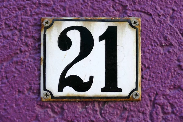 街道标志的特写镜头 上面有地址和2号 — 图库照片