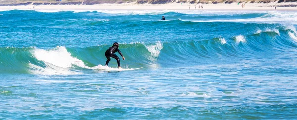 Surfista Num Fato Banho Preto Apanhar Uma Onda — Fotografia de Stock
