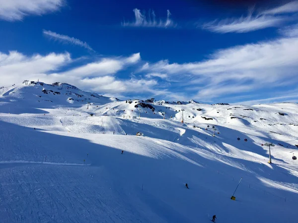 Okouzlující Scenérie Vysokých Hor Zimě Pokrytá Hustým Sněhem Zimní Sporty — Stock fotografie