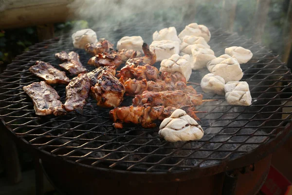 Gros Plan Barbecue Avec Une Délicieuse Viande Des Saucisses — Photo