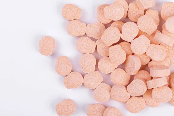 Een Bovenaanzicht Van Dierlijke Tekeningen Roze Ecstasy Pillen Geïsoleerd Witte — Stockfoto