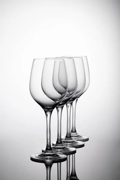 Plan Vertical Verres Vin Sur Fond Blanc — Photo