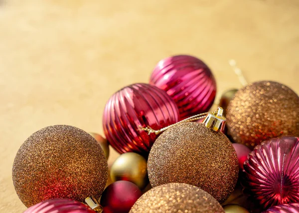 一堆褐色和紫色的圣诞球在柔软的米色背景上 — 图库照片