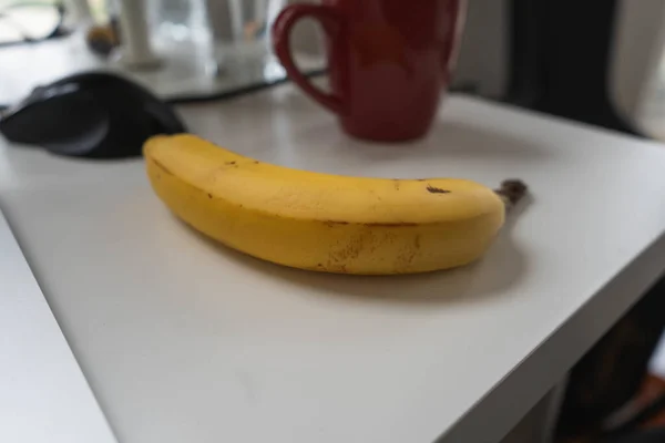 Gros Plan Banane Mûre Sur Table — Photo