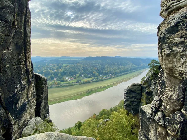 Ein Faszinierender Blick Auf Den Fluss Und Einen Wald Mit — Stockfoto